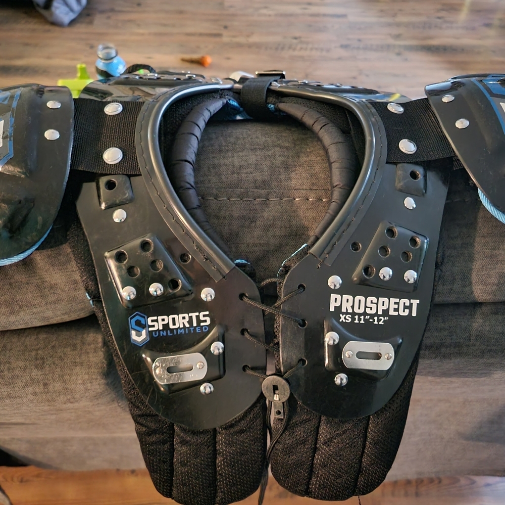 Prospect XS 11-12 Football Shoulder Pads